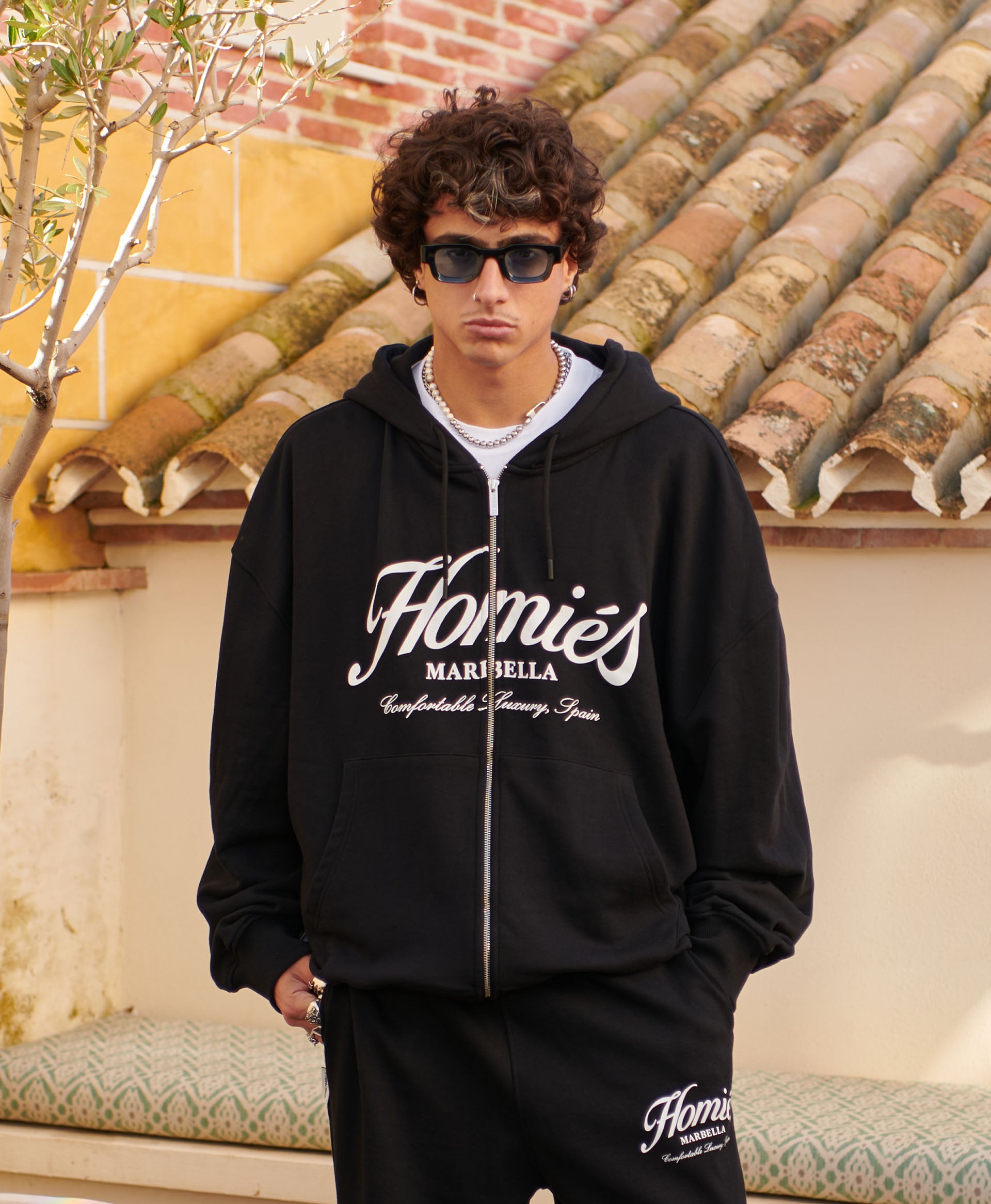 HOMIÉS ESSENTIALS ZIPPER HOODIE BLACK – HOMIESMARBELLA